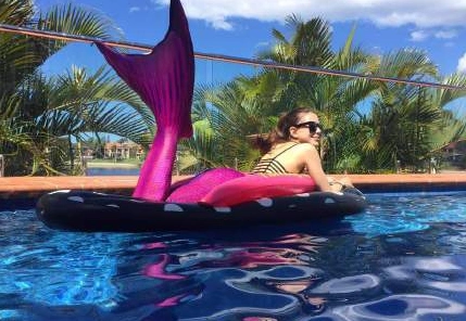 昆凌满身水珠趴泳池边自拍,皮肤白嫩,网友:周董真是好福气