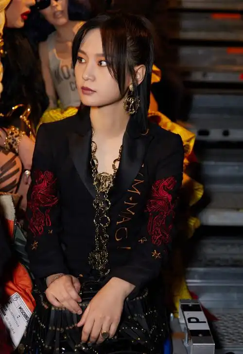 周笔畅复古时尚写真图片