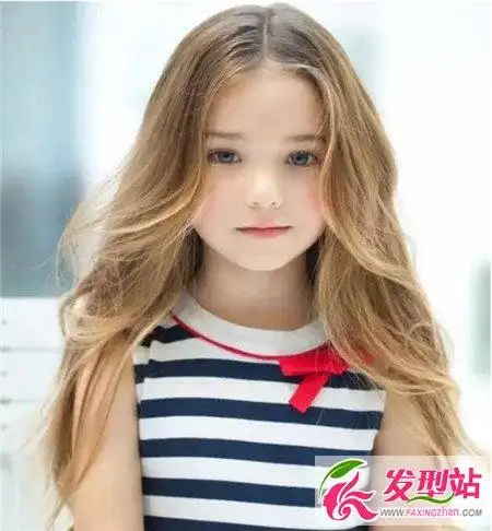 不想给小公主大面积烫染发的你,不妨试试这款卷发吧,只需把中分的长