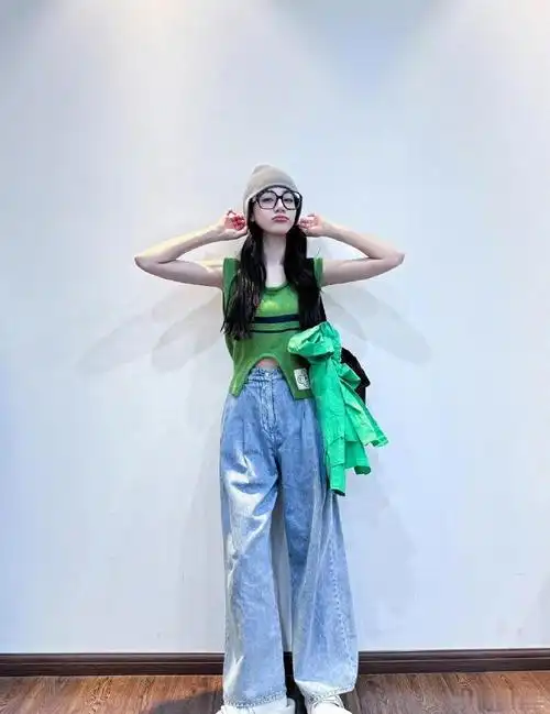 迪丽热巴9015,日常穿搭好清新,泡泡袖纱裙叠穿牛仔裤时尚感满分.