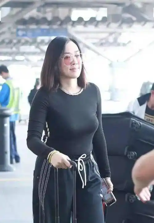 钟丽缇现身活动被拍,53岁身材臃肿颜值下跌,男方帅气有型,年龄差距