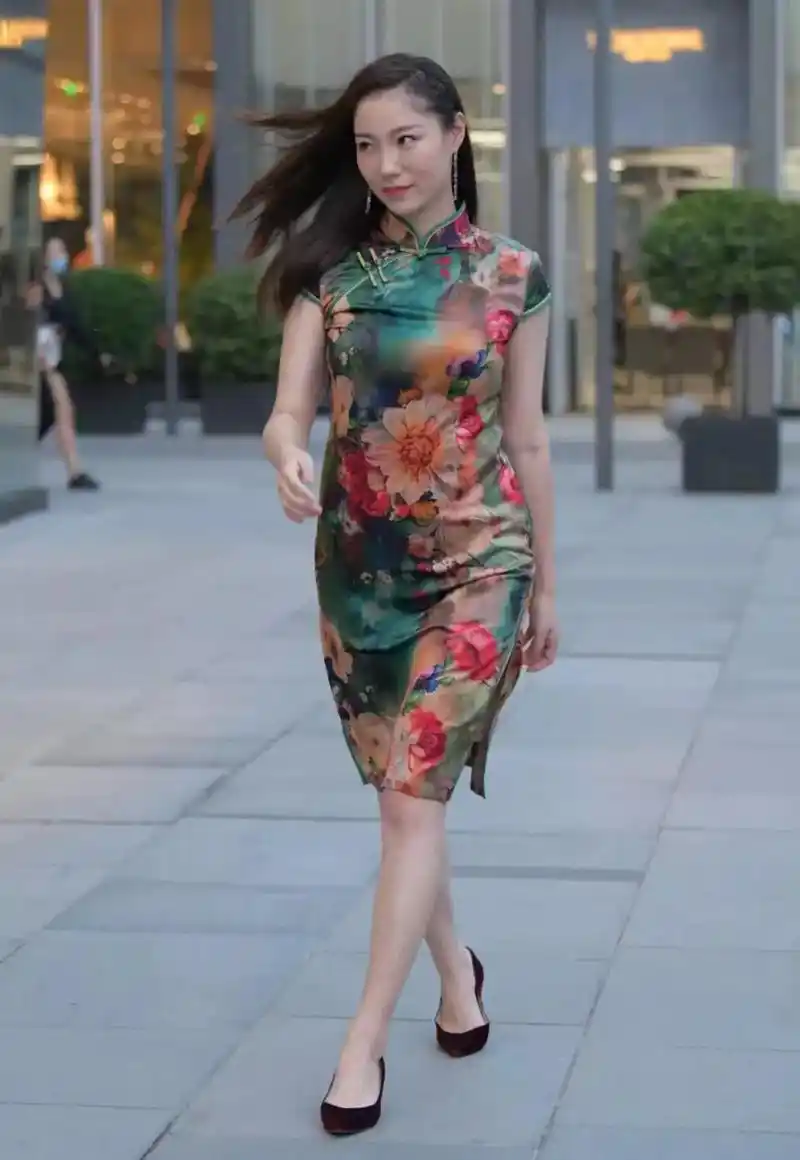 清秀姐姐时尚旗袍配高跟鞋,完美演绎气质淑女范,精致女人味十足