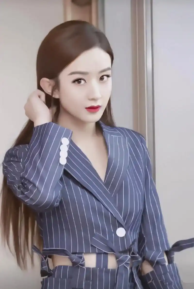 赵丽颖演绎甜美御姐风蓝色西装短a裙细腿是亮点
