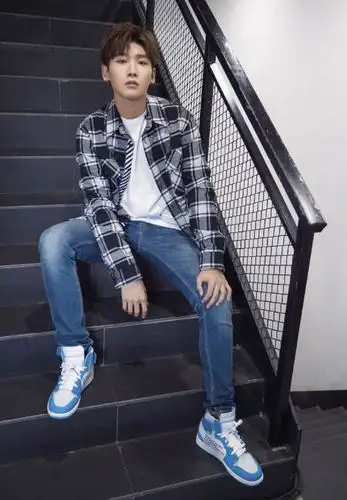 邢昭林身高187不愧是霸气八王爷,又穿格纹衬衫,居然有点潮!