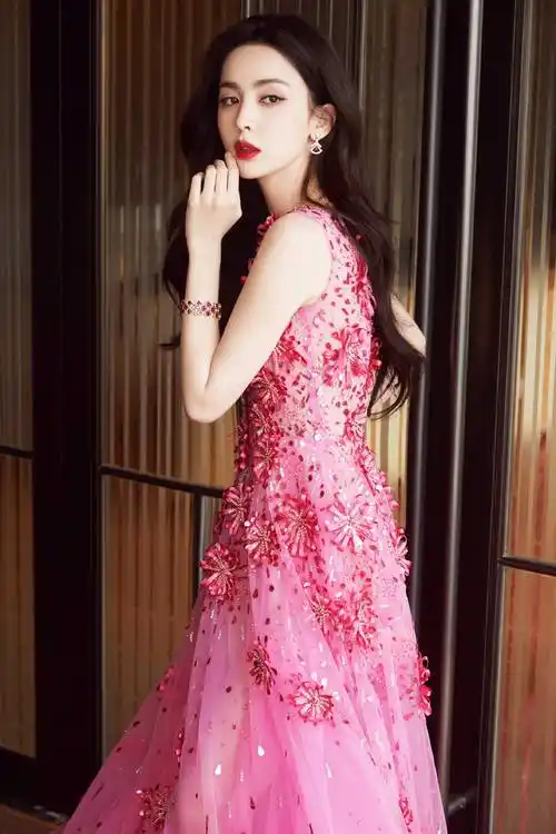 古力娜扎真的美的惨无人寰 古力娜扎剧组走红毯 美疯了真的