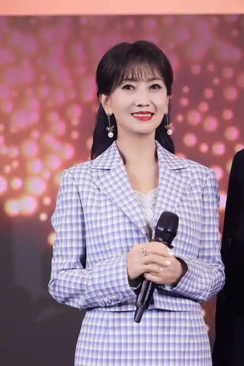 赵雅芝不愧是"不老女神",穿蓝白格纹套装减龄吸睛,状态真绝了