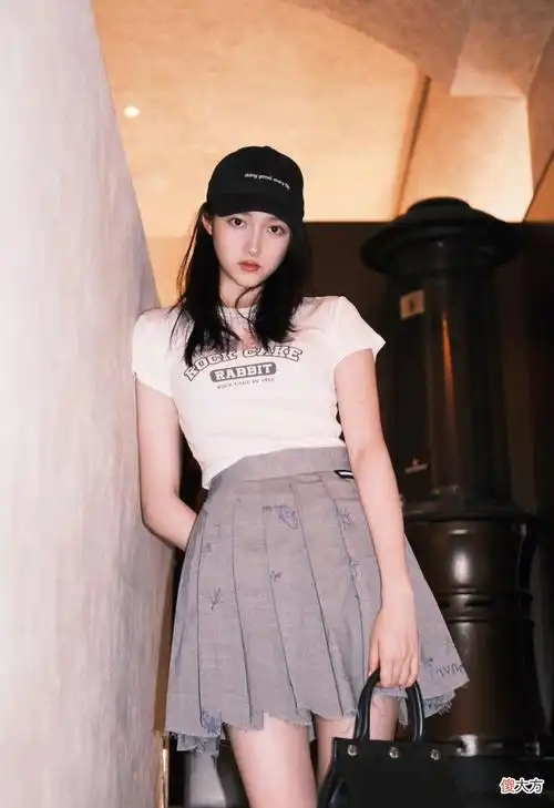 关晓彤真是富有青春气息!穿白t恤配百褶裙,简单舒适又完美
