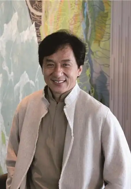 特别值得留意的是,在那张照片成为网上热议的焦点后的第二日;成龙的