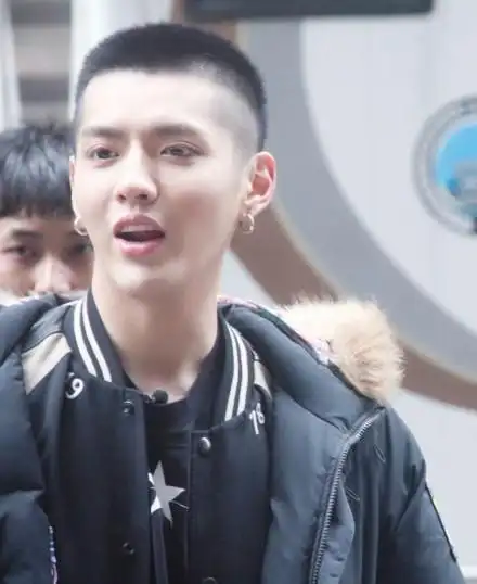 吴亦凡的黑色圆寸造型到底有多乖,看看视频你就知道了