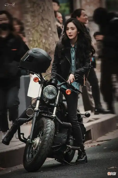 机车酷妹杨幂,一身黑色皮衣,披肩长发,期待《谢谢你医生》播出