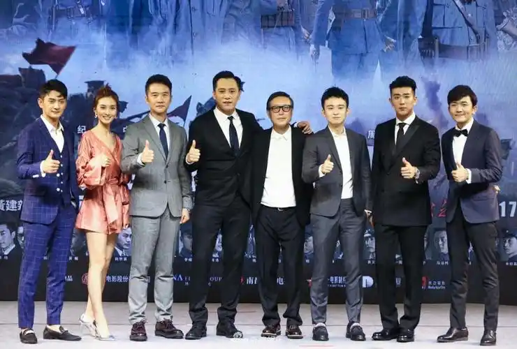 建军大业南昌首映刘烨腰部不适获搀扶