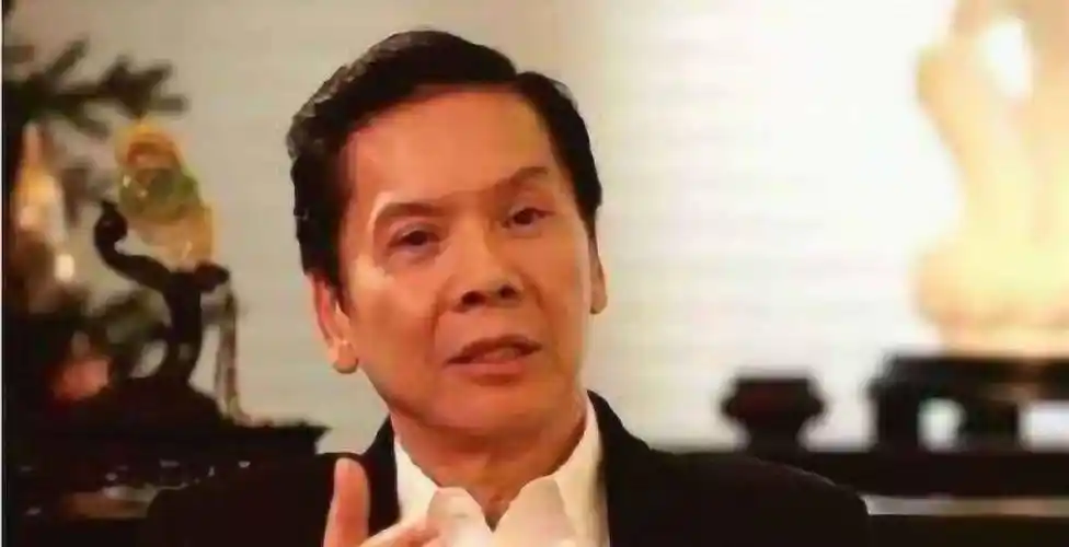 看完向华强年轻时的照片,总算明白为啥成龙怕他,关之琳爱他了