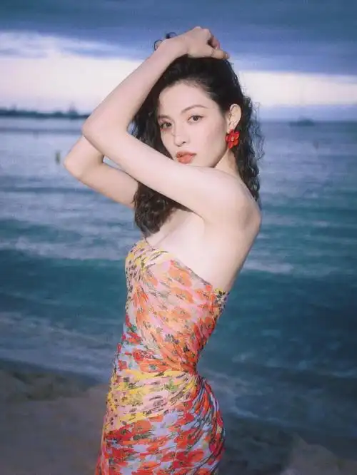 昨天是中式旗袍美人 今天又充满法式风情的少女气息……|钟楚曦_新浪