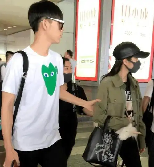 陈飞宇不光被曝与欧阳娜娜疑似恋情,还曾与女星何蓝豆疑似有恋情.