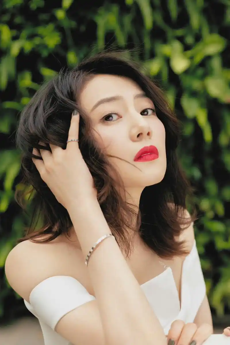 42岁高圆圆现身商场,男粉丝蜂拥而至,摘口罩露笑容引现场尖叫