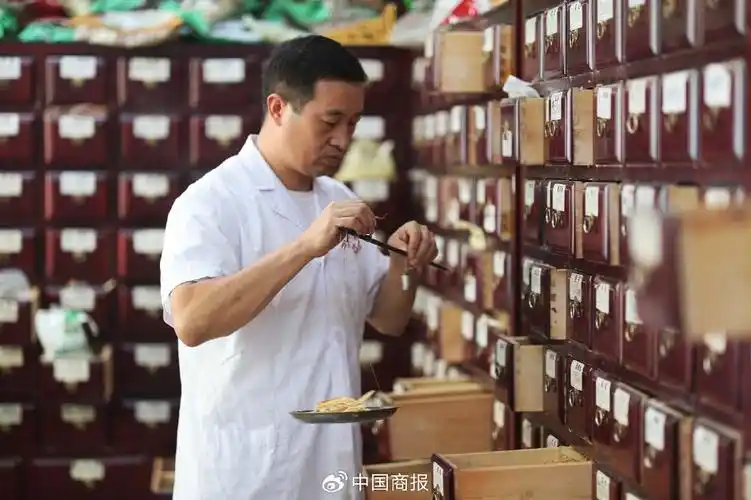 贵州省黔南布依族苗族自治州福泉市中医医院的医师在抓配中药.