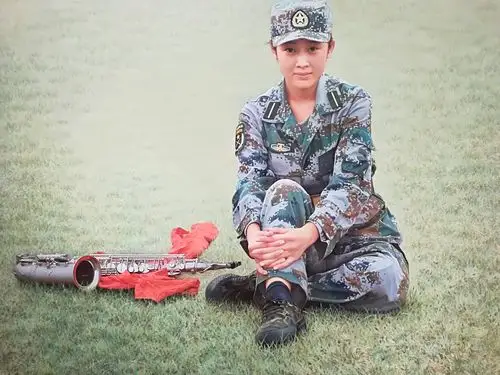 这幅作品,体现了今天的女兵,一个文艺兵,一个漂亮的女兵,作品