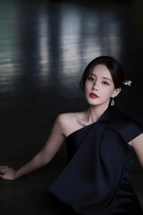 李一桐鱼尾臂环##李一桐鸢尾黑宝石发簪