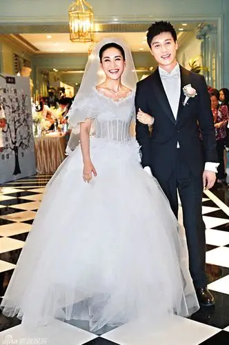 一对新人数度浪漫拥吻,恩爱度破表羡煞旁人,陶昕然更感动得泪洒当场.