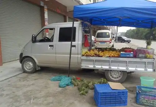 这是一位用五菱荣光小卡致富的水果摊小老板,据他表示,用五菱荣光小卡