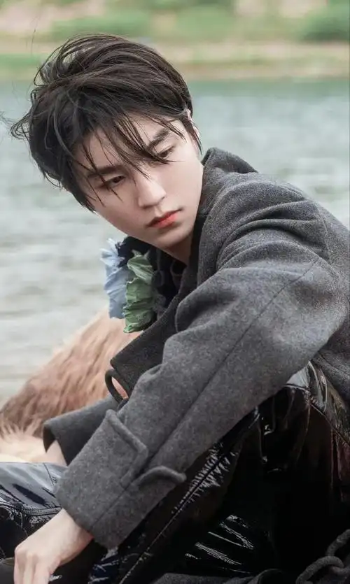 今天有狗仔直播给王俊凯辟谣,说他住的不是凶宅,是豪宅来的,小区住的