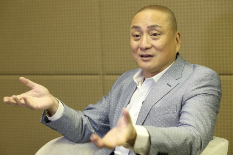 汤镇业国庆携家人看电影13岁双胞胎女儿罕露面长相越发像母亲