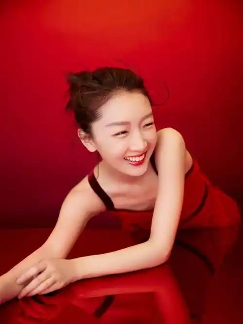 但最近周冬雨拍摄的一组时尚照片却把这些人的脸狠狠地打了.