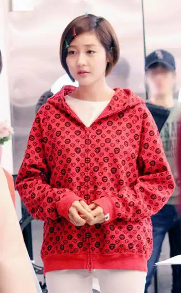 《神之晚餐》成宥利现场照变瓷白无龄美肌傲人