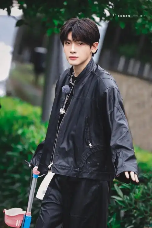 超话93#翟潇闻城市捉迷藏#一些墨镜反戴和可爱拜拜 9815@翟潇闻