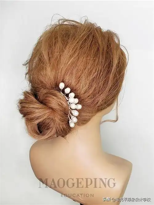 慵懒随性的低发髻能让你轻松美一天