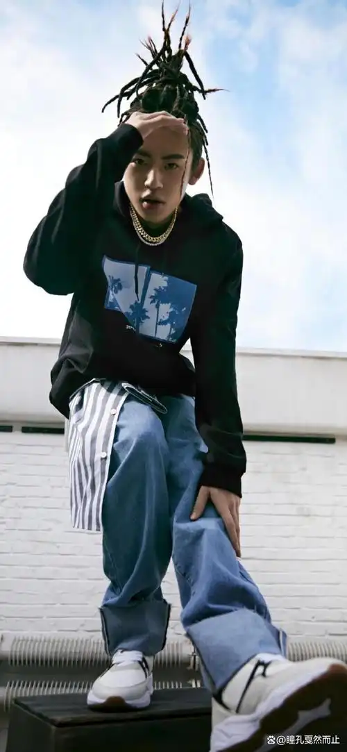 应该不会陌生的,他17年参加《中国有嘻哈》里面的参赛者小鬼(王琳凯)