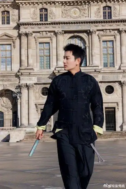 贾乃亮于巴黎街头身着龙纹刺绣新中式…|贾乃亮|巴黎|国风_新浪新闻