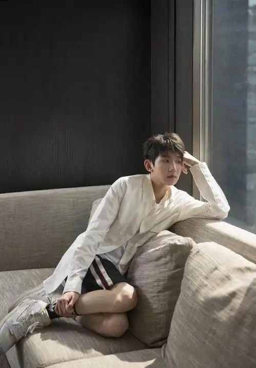 200517 别人的腿vs自己的腿 就问谁不羡慕王源的漫画腿|香水|小细腿