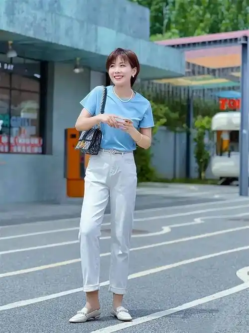 春夏流行的白裤子5种穿搭方法,清爽又自在