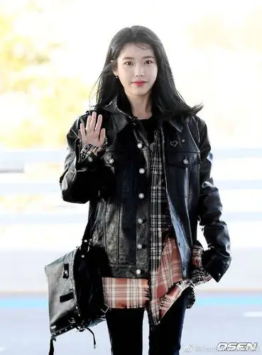 1129李知恩iu李知恩今日机场私服街拍身穿黑色皮衣夹克叠穿格子衬衫