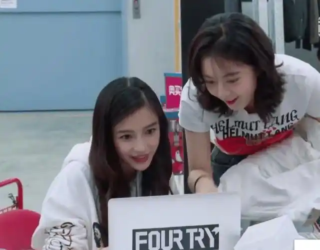 赵今麦baby差13岁,同是双马尾搭卫衣,才知道颜值和年龄谁重要