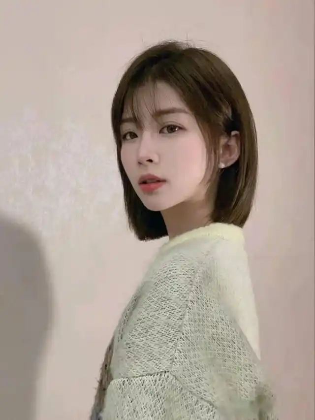 优点:减龄不挑人,不挑脸型,对方脸,菱形脸的脸型也很友好建议发型