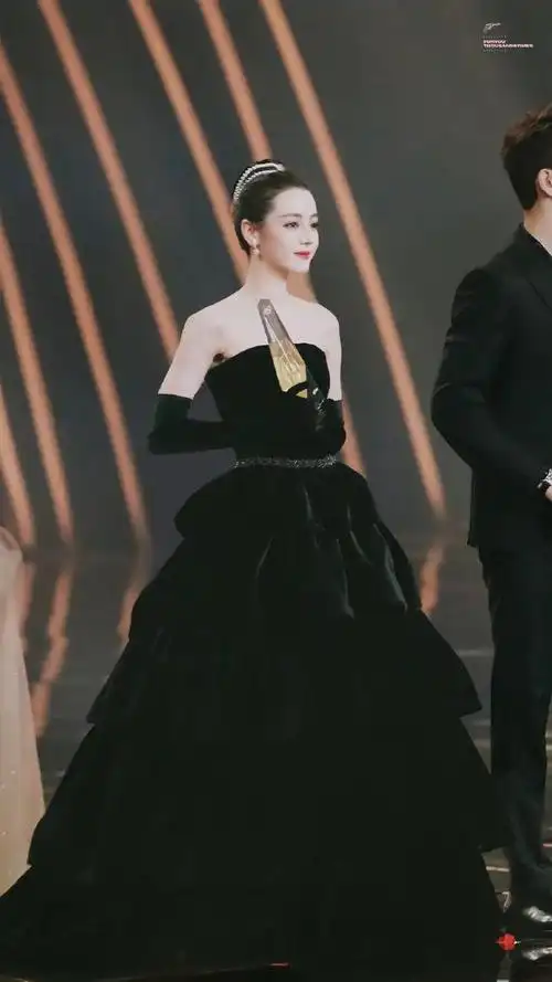 迪丽热巴黑丝绒礼裙赫本风穿搭也太美了