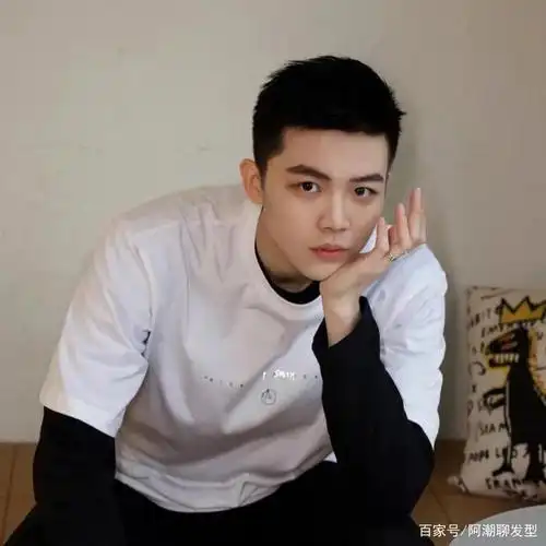 男生夏季换发型无论怎么剪,两边铲的短发最受欢迎,越剪越帅!