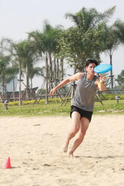 彭于晏原来刮腿毛啊.