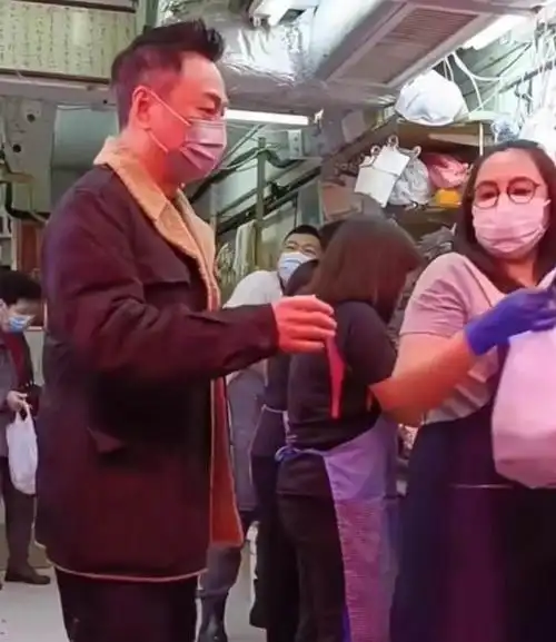 黎耀祥回复到真的很贵,并解释近两年因为口罩的原因,不少香港艺人事业