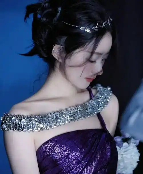 雪祭司女神《时尚芭莎》赵丽颖妆容大气十足,神级表情惊艳_魅力_杂志