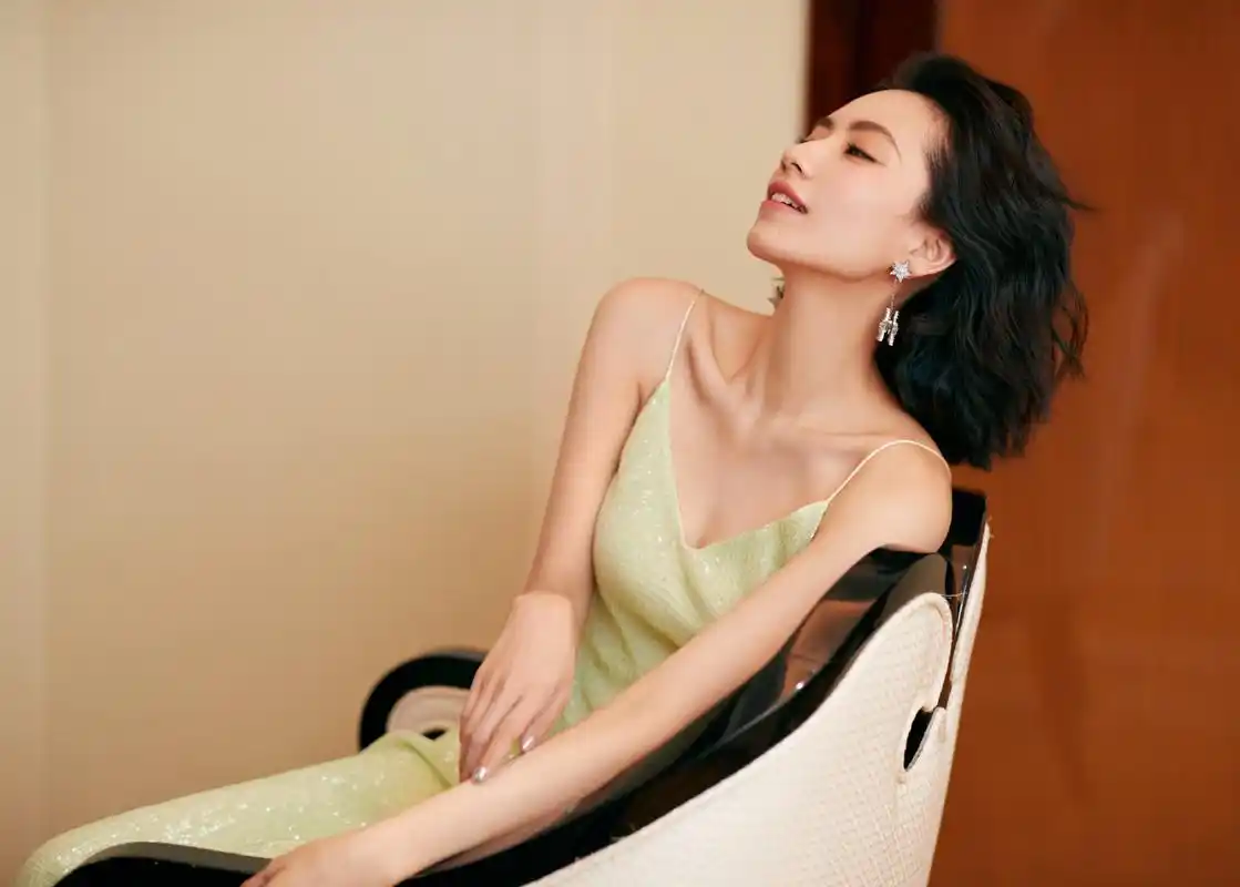 刘惜君短发吊带迷色温柔写真图集