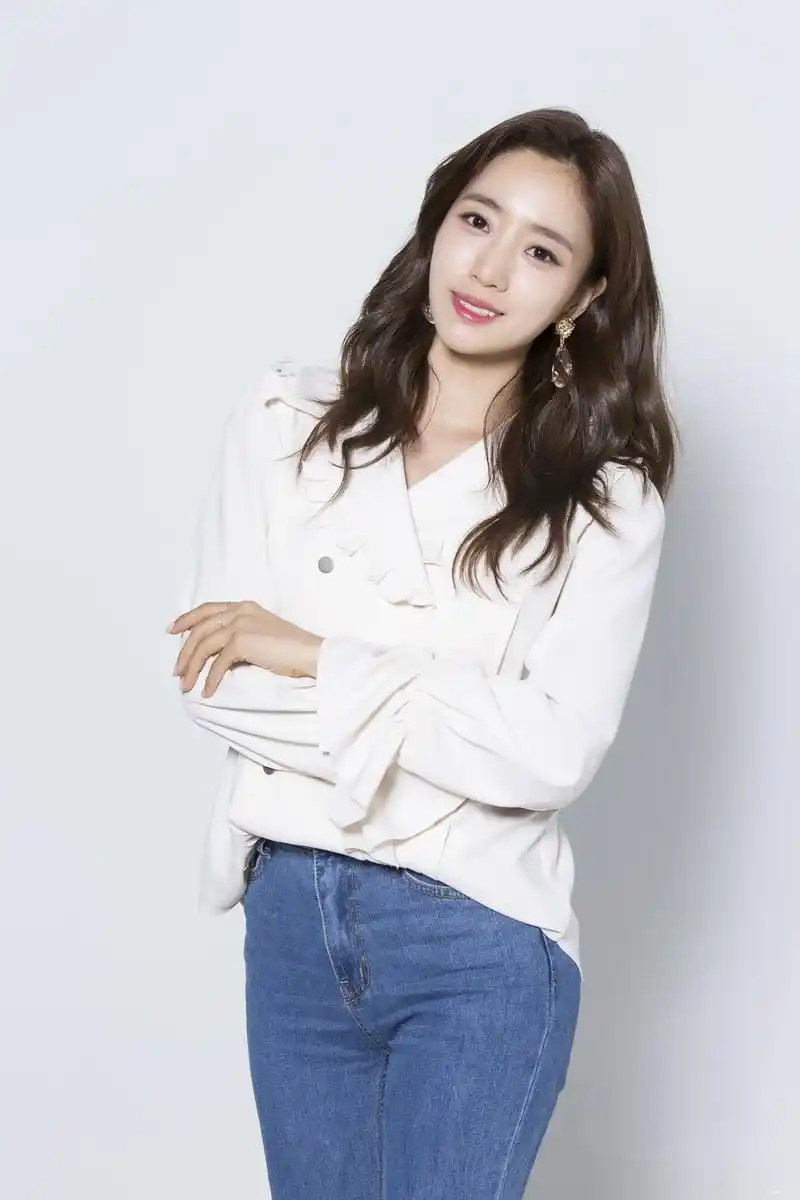 要知道,在tara刚刚出道的时候,咸恩静是队长,并且也是tara的第一任