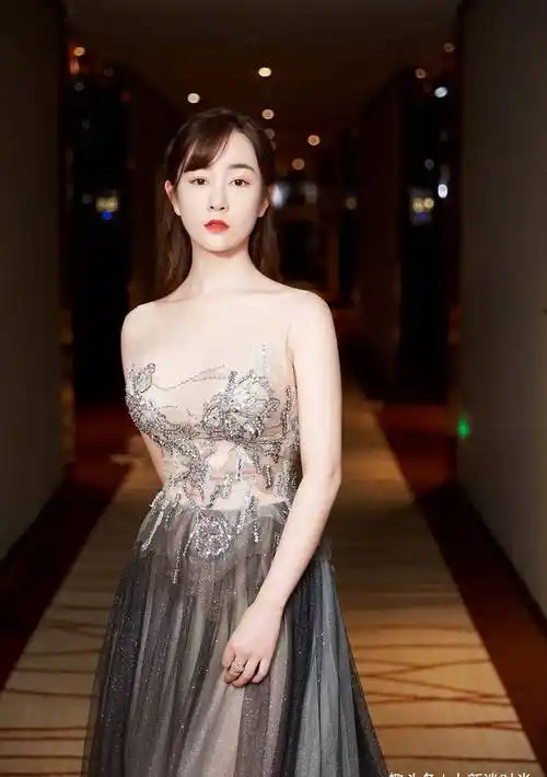 原创张檬31岁更有女人味了穿薄纱裙曲线明显有肉感却很真实