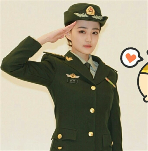 而且看图中就是她之前穿上军装后拍的照片