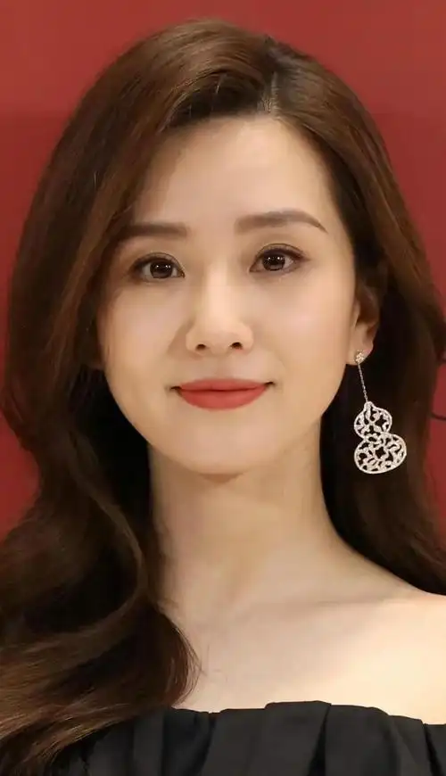 女明星生图宋祖儿曲线好江疏影皮肤白皙她和精修差距太大