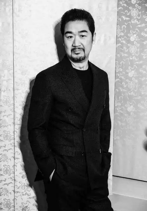 原创张国立手指受伤邓婕无视不管不问动作暴露两人家庭地位