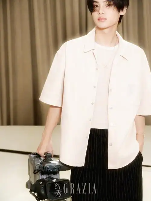 22 岁的黄明昊@jjjustin0219,相当年轻,而且可爱