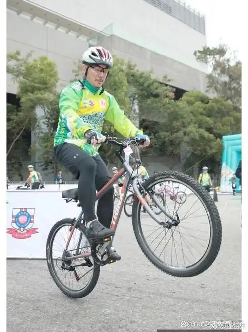 在2012年,任贤齐凭借强壮的肌肉成为加州健身房的代言人.